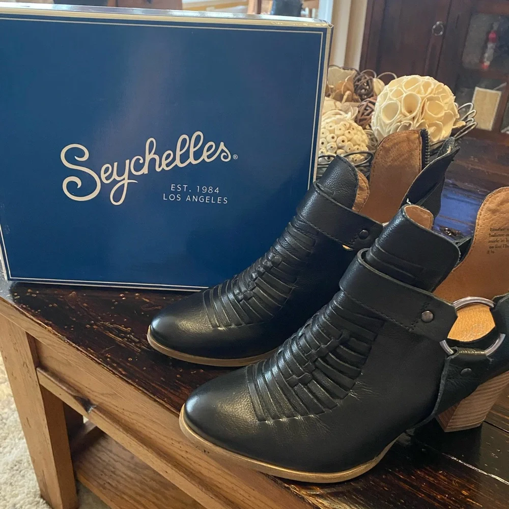 Seychelles Black Leather Bootie with Silver Metal Accent…..Excellent Condition! - Picture 2 of 3